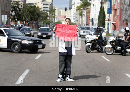 Mar 28, 2006 ; San Diego, CA, USA ; les étudiants d'écoles de la région de San Diego quitté les classes et convergents sur Chicano Park le Mardi, Mars 28, 2006. Ici, CHRIS MORALES, une 10e année à San Diego High est titulaire d'un panneau qui dit "Brown Pride' dans le centre-ville de San Diego pendant une marche de son école à Chicano Park. Les étudiants protestaient contre la loi fédérale proposée qui serait toug Banque D'Images