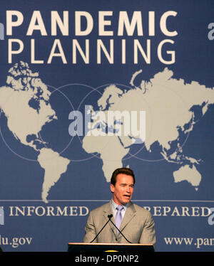 Mar 30, 2006 ; Los Angeles, CA, USA ; California Gov. ARNOLD SCHWARZENEGGER parle de la Californie est prête à une éventuelle pandémie de grippe à l'hôtel Bonaventure à Los Angeles. Crédit obligatoire : Photo par Armando Arorizo/ZUMA Press. (©) Copyright 2006 by Arorizo Banque D'Images