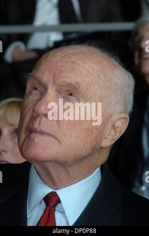 Mar 31, 2006 ; Manhattan, New York, USA ; ancien astronaute et sénateur américain John Glenn regarde l'ex-Président Bill Clinton, rejoint par les entreprises et les dirigeants du monde, annonce les détails de l'édition 2006 du Clinton Global Initiative (CGI) et donne une mise à jour sur les engagements de 2005 à une session au Jazz le Lincoln Center. L'ancien président Clinton sera accompagné de monde et aux dirigeants cette Sep Banque D'Images