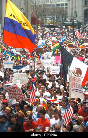 Apr 01, 2006, Manhattan, NY, USA ; des dizaines de milliers d'immigrants et de supports à travers mars le pont de Brooklyn pour un rassemblement à l'extérieur de l'édifice fédéral de Manhattan comme ils manifester contre la réforme de l'immigration possible au Congrès. La loi, HR 4437, présenté par les membres du Congrès américain du Wisconsin et Sensenbrenner James Peter King of New York, criminaliserait toute indi Banque D'Images