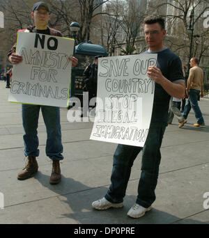 Apr 01, 2006, Manhattan, NY, USA ; Kevin Hahulski, 26, de Reines et de Wallace, de Suffolk, maintenir en place une signalisation à l'appui de la proposition de loi que des dizaines de milliers d'immigrants et de supports à travers mars le pont de Brooklyn pour un rassemblement à l'extérieur de l'édifice fédéral de Manhattan comme ils manifester contre la réforme de l'immigration possible au Congrès. La loi, HR 4437, Banque D'Images