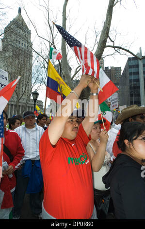 Apr 01, 2006 ; New York, NY, USA ; des dizaines de milliers d'immigrants et de supports à travers mars le pont de Brooklyn pour un rassemblement à l'extérieur de l'édifice fédéral de Manhattan comme ils manifester contre la réforme de l'immigration possible au Congrès. La loi, HR 4437, présenté par les membres du Congrès américain du Wisconsin et Sensenbrenner James Peter King of New York, criminaliserait les indiv Banque D'Images