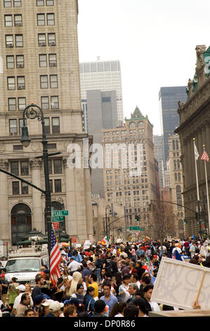 Apr 01, 2006 ; New York, NY, USA ; des dizaines de milliers d'immigrants et de supports à travers mars le pont de Brooklyn pour un rassemblement à l'extérieur de l'édifice fédéral de Manhattan comme ils manifester contre la réforme de l'immigration possible au Congrès. La loi, HR 4437, présenté par les membres du Congrès américain du Wisconsin et Sensenbrenner James Peter King of New York, criminaliserait les indiv Banque D'Images