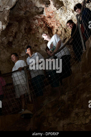 Apr 01, 2006 ; Fort Worth, TX, USA ; les enseignants du sud de San Antonio Independent School District tour grotte sans un nom de Boerne, samedi, 1 avril 2006, dans le cadre d'une journée de formation en cours de service sur l'aquifère d'Edwards. Crédit obligatoire : Photo par Toby Jorrin/ZUMA Press. (©) Copyright 2006 par San Antonio Express-News Banque D'Images