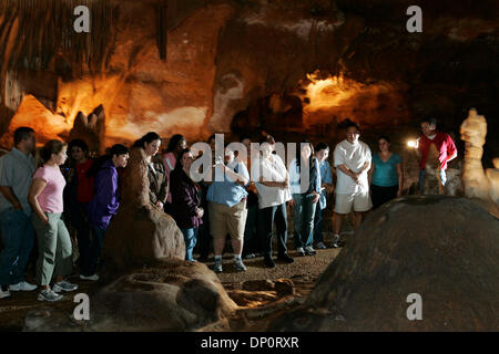 Apr 01, 2006 ; Fort Worth, TX, USA ; Mike Burrell (à droite), gestionnaire de la grotte sans nom de Boerne, indique les formations géologiques comme il dirige un groupe d'enseignants du sud de San Antonio et d'une visite guidée de la grotte, samedi, 1 avril, 2006. Après la visite, les enseignants se sont retrouvés pour un atelier d'une journée complète de formation en cours de service sur l'aquifère d'Edwards. Meech Banque D'Images