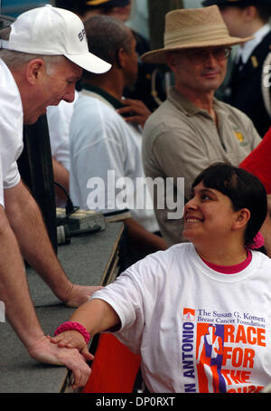 Apr 01, 2006 ; San Antonio, TX, USA ; Annette Navarro partage un moment avec San Antonio Spurs Gregg Popovich entraîneur de basket-ball au cours de l'assemblée annuelle Susan G. Komen Race for the Cure à l'Alamodome. Crédit obligatoire : Photo par Billy Calzada/ZUMA Press. (©) Copyright 2006 par San Antonio Express-News Banque D'Images