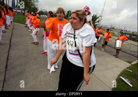 Apr 01, 2006 ; San Antonio, TX, USA ; Roxanne Garcia pas hors du groupe d'avoir une rapide danse avec le Kazamba Drum and Dance Group pendant la course à la vie. Crédit obligatoire : Photo par Bahram Mark Sobhani/ZUMA Press. (©) Copyright 2006 par San Antonio Express-News Banque D'Images