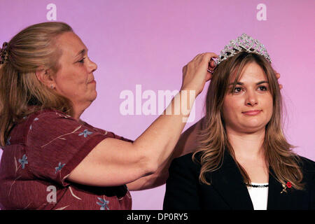 Apr 01, 2006 ; San Antonio, TX, USA ; Sarah McAvoy (à gauche), mère de l'ex-Miss Texas Sourds, Tara McAvoy d'Austin, qui a été tué par un train le 13 mars, couronnes la nouvelle Miss Texas Sourds, Johanna Valenta lors d'une cérémonie tenue au Centre Tri-Point. Crédit obligatoire : Photo par Toby Jorrin /ZUMA Press. (©) Copyright 2006 par San Antonio Express-News Banque D'Images
