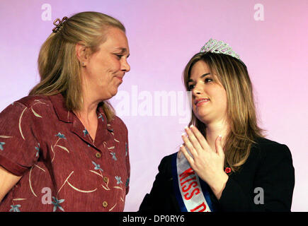 Apr 01, 2006 ; San Antonio, TX, USA ; Sarah McAvoy (à gauche), mère de l'ex-Miss Texas Sourds, Tara McAvoy d'Austin, qui a été tué par un train le 13 mars, accepte les remerciements de la nouvelle Miss Texas Sourds, Johanna Valenta (à droite) après son couronnement lors d'une cérémonie à la Tri-Point Centret. Crédit obligatoire : Photo par Toby Jorrin /ZUMA Press. (©) Copyright 2006 par San Antonio Express-News Banque D'Images