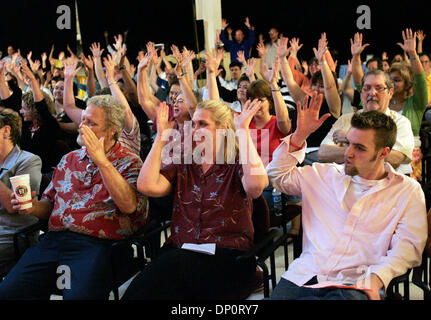 Apr 01, 2006 ; San Antonio, TX, USA ; l'audience à la sourde surtout Tri-Point Centre, y compris Sarah McAvoy (centre), mère de l'ex-Miss Texas Sourds, Tara McAvoy d'Austin, qui a été tué par un train le 13 mars, se réjouit de la performance de la nouvelle Miss Texas Sourds, Johanna Valenta (pas sur la photo) après une cérémonie de couronnement. Crédit obligatoire : Photo par Toby Jorrin /ZUMA Press. (©) C Banque D'Images