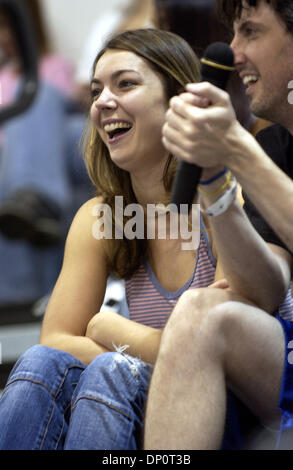 Apr 02, 2006 ; Wilmington, NC, USA ; l'actrice et chanteuse Dalida et montrer Créateur MARK SCHWAHN à la 3ème Conférence annuelle 'One Tree Hill' Celebrity match de basket-ball qui a eu lieu à la Schwartz Center sur le campus de collège communautaire de Cape Fear 2 avril 2006. L'ensemble des produits sera bénéfique pour le Wilmington Family YMCA, les Services à la famille Big Brother et le Museu de Childrens Banque D'Images