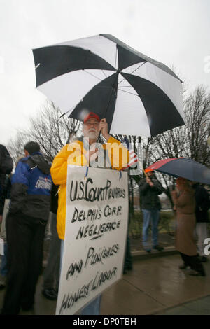 Avril 03, 2006 ; Detroit, MI, USA ; stand manifestants dans les grands vents et la pluie à l'extérieur de la réunion du Club de l'économie de Détroit. Fabricant de pièces d'automobile Delphi ont proposé des réductions de salaires et d'avantages pour leurs travailleurs. Crédit obligatoire : Photo de George Waldman/ZUMA Press. (©) Copyright 2006 par George Waldman Banque D'Images