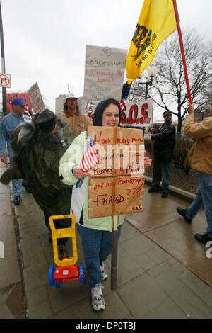 Avril 03, 2006 ; Detroit, MI, USA ; stand manifestants dans les grands vents et la pluie à l'extérieur de la réunion du Club de l'économie de Détroit. Fabricant de pièces d'automobile Delphi ont proposé des réductions de salaires et d'avantages pour leurs travailleurs. Crédit obligatoire : Photo de George Waldman/ZUMA Press. (©) Copyright 2006 par George Waldman Banque D'Images