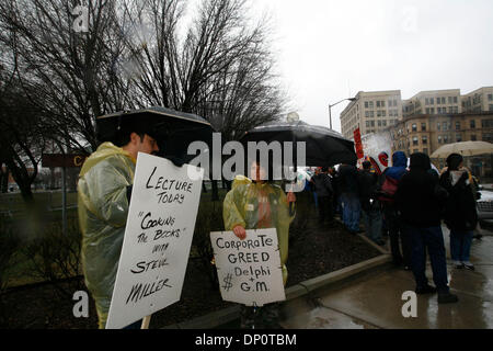 Avril 03, 2006 ; Detroit, MI, USA ; stand manifestants dans les grands vents et la pluie à l'extérieur de la réunion du Club de l'économie de Détroit. Fabricant de pièces d'automobile Delphi ont proposé des réductions de salaires et d'avantages pour leurs travailleurs. Crédit obligatoire : Photo de George Waldman/ZUMA Press. (©) Copyright 2006 par George Waldman Banque D'Images