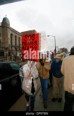 Avril 03, 2006 ; Detroit, MI, USA ; les manifestants, dont des membres de soldats de la Solidarité (SOS), un groupe de membres de l'Union européenne opposés aux concessions, stand dans les grands vents et la pluie à l'extérieur de la réunion du Club de l'économie de Détroit. Fabricant de pièces d'automobile Delphi ont proposé des réductions de salaires et d'avantages pour leurs travailleurs. Crédit obligatoire : Photo de George Waldman/ZUMA Press. (©) Copyright 2006 par ge Banque D'Images