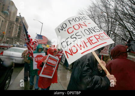 Avril 03, 2006 ; Detroit, MI, USA ; les manifestants, dont des membres de soldats de la Solidarité (SOS), un groupe de membres de l'Union européenne opposés aux concessions, stand dans les grands vents et la pluie à l'extérieur de la réunion du Club de l'économie de Détroit. Fabricant de pièces d'automobile Delphi ont proposé des réductions de salaires et d'avantages pour leurs travailleurs. Crédit obligatoire : Photo de George Waldman/ZUMA Press. (©) Copyright 2006 par ge Banque D'Images