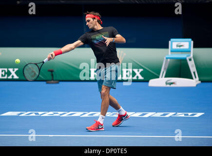 Melbourne, Australie. Jan 7, 2014. Roger Federer de la Suisse participe à une session de formation à venir de l'Australian Open 2014 à Rod Laver Arena à Melbourne, Australie, le 7 janvier 2014. Credit : Bai Xue/Xinhua/Alamy Live News Banque D'Images