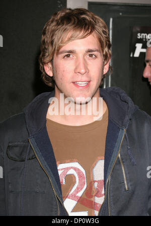 Avril 03, 2006 ; Los Angeles, CA, USA ; acteur ERIC SZMANDA au 'Hedwig and the Angry Inch' Affichage VIP avec Donovan Leitch et Bijou Phillips, présenté par Smashbox Cosmetics et le Roxy Theatre, qui a eu lieu au Roxy Theatre, à Hollywood. Crédit obligatoire : Photo par Paul Fenton/KPA/ZUMA Press. (©) Copyright 2006 by Paul Fenton Banque D'Images