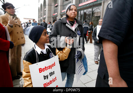 Avr 04, 2006 ; Detroit, MI, USA ; Detroit Fédération des enseignants membres de l'Union européenne protester contre l'octroi de l'élève aux directions d'après les enseignants ont dû renoncer à jours de travail et de rémunération dans le dernier contrat négocié avec le district scolaire. REGINA ROSS, enseignant à Ann Arbor Trail School, marchait avec son fils, RAYSHAWN PAUL-ROSS, 8, un étudiant à la même école. Crédit obligatoire : Photo par G Banque D'Images