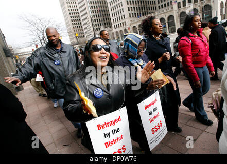 Avr 04, 2006 ; Detroit, MI, USA ; Detroit Fédération des enseignants membres de l'Union européenne protester contre l'octroi de l'élève aux directions d'après les enseignants ont dû renoncer à jours de travail et de rémunération dans le dernier contrat négocié avec le district scolaire. Crédit obligatoire : Photo de George Waldman/ZUMA Press. (©) Copyright 2006 par George Waldman Banque D'Images