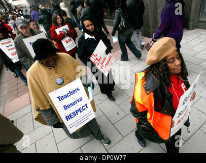 Avr 04, 2006 ; Detroit, MI, USA ; Detroit Fédération des enseignants membres de l'Union européenne protester contre l'octroi de l'élève aux directions d'après les enseignants ont dû renoncer à jours de travail et de rémunération dans le dernier contrat négocié avec le district scolaire. Crédit obligatoire : Photo de George Waldman/ZUMA Press. (©) Copyright 2006 par George Waldman Banque D'Images