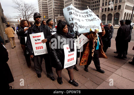 Avr 04, 2006 ; Detroit, MI, USA ; Detroit Fédération des enseignants membres de l'Union européenne protester contre l'octroi de l'élève aux directions d'après les enseignants ont dû renoncer à jours de travail et de rémunération dans le dernier contrat négocié avec le district scolaire. Crédit obligatoire : Photo de George Waldman/ZUMA Press. (©) Copyright 2006 par George Waldman Banque D'Images