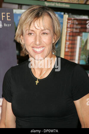 Avr 04, 2006 ; New York, NY, USA ; joueur de tennis Martina Navratilova fait la promotion de son nouveau livre "La forme de votre vie" tenue à Barnes et noble de la Cinquième Avenue. Crédit obligatoire : Photo par Nancy/Kaszerman ZUMA Press. (©) Copyright 2006 by Kaszerman Banque D'Images