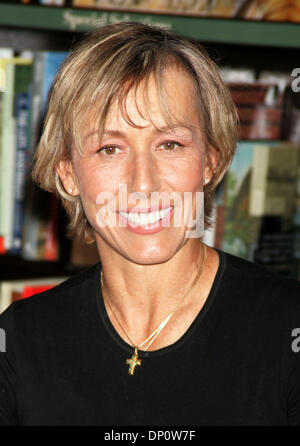 Avr 04, 2006 ; New York, NY, USA ; joueur de tennis Martina Navratilova fait la promotion de son nouveau livre "La forme de votre vie" tenue à Barnes et noble de la Cinquième Avenue. Crédit obligatoire : Photo par Nancy/Kaszerman ZUMA Press. (©) Copyright 2006 by Kaszerman Banque D'Images