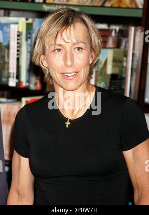 Avr 04, 2006 ; New York, NY, USA ; joueur de tennis Martina Navratilova fait la promotion de son nouveau livre "La forme de votre vie" tenue à Barnes et noble de la Cinquième Avenue. Crédit obligatoire : Photo par Nancy/Kaszerman ZUMA Press. (©) Copyright 2006 by Kaszerman Banque D'Images