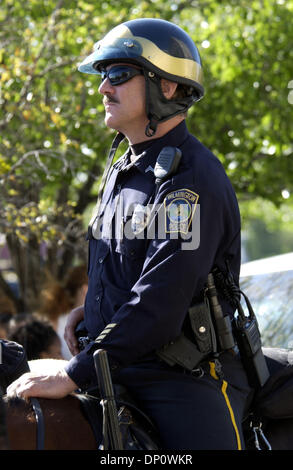 Apr 05, 2006 ; Wilmington, NC, USA ; un agent de police de Wilmington à cheval ressemble plus que les cérémonies d'ouverture de la 59e assemblée annuelle de la Caroline du Nord Azalea Festival a lieu en centre-ville de Wilmington à l'Édifice Fédéral Alton Lennon. La 59e assemblée annuelle de la Caroline du Nord Azalea Festival aura lieu du 5 au 9 avril 2006 dans la grande région de Wilmington. Le Festival est une célébration de Wilming Banque D'Images