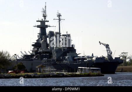 Apr 05, 2006 ; Wilmington, NC, USA ; le navire de Caroline du Nord se trouve en toile de fond lors de la cérémonie d'ouverture de la 59e assemblée annuelle de la Caroline du Nord Azalea Festival qui a lieu au centre-ville de Wilmington à l'Édifice Fédéral Alton Lennon. La 59e assemblée annuelle de la Caroline du Nord Azalea Festival aura lieu du 5 au 9 avril 2006 dans la grande région de Wilmington. Le Festival est une célébration de la Wi Banque D'Images