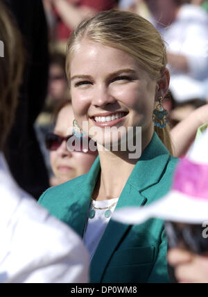 Apr 05, 2006 ; Wilmington, NC, USA ; l'actrice KENZIE DALTON de l'émission de télévision 'One Tree Hill' lors de la cérémonie d'ouverture de la 59e assemblée annuelle de la Caroline du Nord Azalea Festival qui a lieu au centre-ville de Wilmington à l'Édifice Fédéral Alton Lennon. La 59e assemblée annuelle de la Caroline du Nord Azalea Festival aura lieu du 5 au 9 avril 2006 dans la grande région de Wilmington. Le Festival est une celebra Banque D'Images