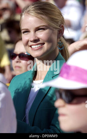 Apr 05, 2006 ; Wilmington, NC, USA ; l'actrice KENZIE DALTON de l'émission de télévision 'One Tree Hill' lors de la cérémonie d'ouverture de la 59e assemblée annuelle de la Caroline du Nord Azalea Festival qui a lieu au centre-ville de Wilmington à l'Édifice Fédéral Alton Lennon. La 59e assemblée annuelle de la Caroline du Nord Azalea Festival aura lieu du 5 au 9 avril 2006 dans la grande région de Wilmington. Le Festival est une celebra Banque D'Images