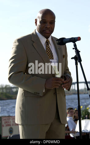 Apr 05, 2006 ; Wilmington, NC, USA ; Le Brigadier-général à la retraite JOHN R. THOMAS, de l'United States Marine Corps parle lors de la cérémonie d'ouverture du 59ème Festival des azalées de Caroline du Nord annuel qui a lieu au centre-ville de Wilmington à l'Édifice Fédéral Alton Lennon. La 59e assemblée annuelle de la Caroline du Nord Azalea Festival aura lieu du 5 au 9 avril 2006 dans la grande région de Wilmington. L Banque D'Images