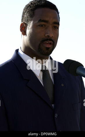 Apr 05, 2006 ; Wilmington, NC, USA ; Boxer CALVIN BROCK lors des cérémonies d'ouverture de la 59e assemblée annuelle de la Caroline du Nord Azalea Festival qui a lieu au centre-ville de Wilmington à l'Édifice Fédéral Alton Lennon. La 59e assemblée annuelle de la Caroline du Nord Azalea Festival aura lieu du 5 au 9 avril 2006 dans la grande région de Wilmington. Le Festival est une célébration de l'art exceptionnel, Wilmington. Banque D'Images