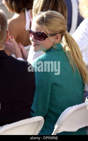 Apr 05, 2006 ; Wilmington, NC, USA ; l'actrice KENZIE DALTON de l'émission de télévision 'One Tree Hill' lors de la cérémonie d'ouverture de la 59e assemblée annuelle de la Caroline du Nord Azalea Festival qui a lieu au centre-ville de Wilmington à l'Édifice Fédéral Alton Lennon. La 59e assemblée annuelle de la Caroline du Nord Azalea Festival aura lieu du 5 au 9 avril 2006 dans la grande région de Wilmington. Le Festival est une celebra Banque D'Images