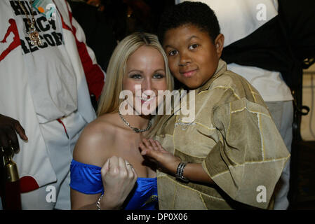 Avr 06, 2006 ; Las Vegas, NV, USA ; Caesars Palace Hotel & Casino EMANUEL acteur LEWIS qui protrayed Webster, une sitcom Tv en 1983 pose avec une fille Ringcard au Floys Mayweather Zab Judah conférence de presse. Lewis n'est que de 40 pouces de haut et dans son milieu twentys est aussi un avocat. Crédit obligatoire : Photo par Mary Ann Owen/ZUMA Press. (©) Copyright 2006 par Mary Ann Owen Banque D'Images