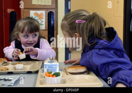 Avr 06, 2006 ; International Falls, MN, USA ; (de gauche à droite) espère que Moss giggles avec maternelle camarade, Svetlana, Zastavskiy qu'ils mangent le déjeuner dans leur classe à l'école primaire des chutes. Moss, qui ne peux pas aller à la montagne avec sa classe, est rejoint par des amis pour le déjeuner dans sa chambre. Au début de la journée scolaire, Zastavskiy a apporté une carte Moss disant, 'espère que vous n'obtenez pas tr Banque D'Images