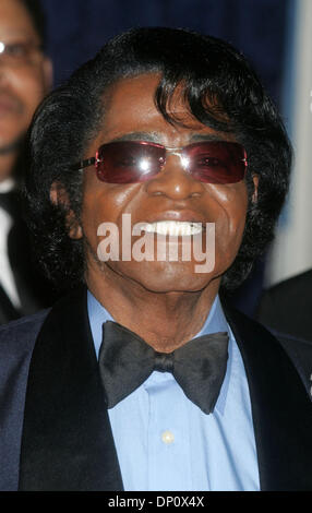 La chanteuse légendaire James Brown meurt à 73 à Atlanta, Géorgie. JAMES BROWN, le dynamique, pompadoured "Godfather of Soul", dont la voix râpeuse et rythmes révolutionnaire a fait de lui l'un des fondateurs du rap, funk et disco ainsi, est mort tôt lundi, le matin de Noël 2006. Né le 3 mai 1933 en Géorgie. Laisse derrière lui sa quatrième épouse, Tomi Raye Hynie, l'un de ses choristes. Le couple eut un fils, Banque D'Images