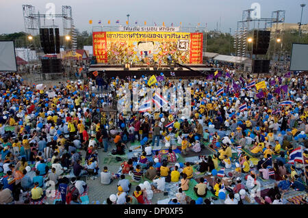 Apr 07, 2006 ; Bangkok, Thaïlande ; les gens se rassemblent devant la mainstage juste après le coucher du soleil à écouter les speekers, animation et applaudir le long. Après des mois de campagne, les manifestants dirigé par l'Alliance des peuples pour la démocratie (PAD) pour l'essaim Sanam Luang parc royal à Bangkok, Thaïlande, le 7 avril 2006. Ils sont ici pour célébrer leur victoire. Thaksin Shinawatra, le p Banque D'Images