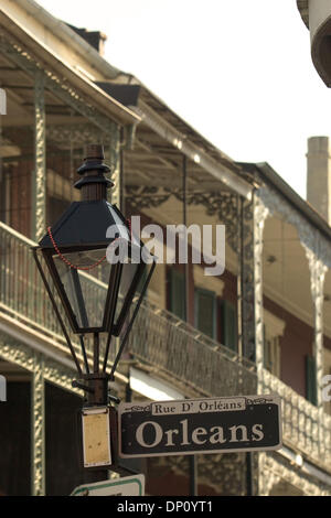 Apr 09, 2006, New Orleans, LA, USA ; lampadaire et grilleework avec plaque de rue, rue Orleans French Quarter, New Orleans, LA. Crédit obligatoire : Photo par Kayte/Deioma ZUMA Press. (©) Copyright 2006 by Kayte Deioma Banque D'Images