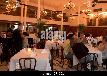 Apr 09, 2006, New Orleans, LA, USA ; Arnaud's Restaurant dans le quartier français de New Orleans, LA. Arnaud est synonyme de l'art de la fine cuisine tranquillement depuis 1918. Le restaurant a rouvert trois mois après l'Ouragan Katrina avec seulement 9 de leurs 60 serveurs. En dépit d'avoir très peu de dommages de l'ouragan, ils ont ouvert un seul de leurs salles à manger 17 en raison de la pénurie Banque D'Images