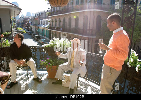 Apr 09, 2006, New Orleans, LA, USA ; Le musicien de jazz local, John BoutŽ des entretiens avec des invités lors d'une levée de fonds pour l'organisme Habitat pour l'humanité la Nouvelle Orléans à la maison du cinéaste Susan Hoffman dans le quartier français, le 9 avril 2006. Crédit obligatoire : Photo par Kayte/Deioma ZUMA Press. (©) Copyright 2006 by Kayte Deioma Banque D'Images