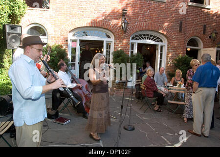 Apr 09, 2006, New Orleans, LA, USA ; Wanda Rauzan fonctionne à un avantage pour l'Habitat pour l'humanité Village des musiciens de la Nouvelle Orléans au Café Amelie dans le quartier français. Le 9 avril 2006. Crédit obligatoire : Photo par Kayte/Deioma ZUMA Press. (©) Copyright 2006 by Kayte Deioma Banque D'Images