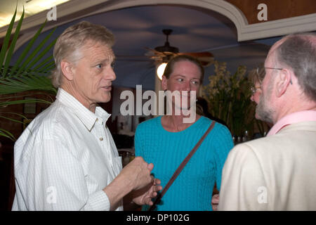 Apr 09, 2006, New Orleans, LA, USA ; Jim Pate, directeur exécutif et Elizabeth Lyle, Directeur adjoint de l'Habitat pour l'humanité, de la Nouvelle-Orléans à une collecte de fonds pour l'habitat au Café Amelie dans le quartier français. Le 9 avril 2006. Crédit obligatoire : Photo par Kayte/Deioma ZUMA Press. (©) Copyright 2006 by Kayte Deioma Banque D'Images