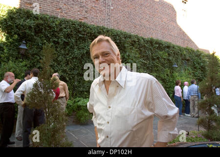 Apr 09, 2006, New Orleans, LA, USA ; Jim Pate, directrice exécutive d'Habitat pour l'humanité, La Nouvelle-Orléans à un collecteur de fonds de l'habitat au Café Amelie. Le 9 avril 2006. Crédit obligatoire : Photo par Kayte/Deioma ZUMA Press. (©) Copyright 2006 by Kayte Deioma Banque D'Images