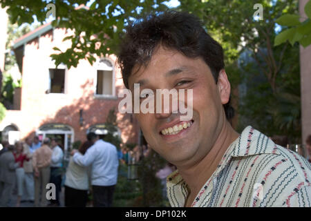 Apr 09, 2006, New Orleans, LA, USA ; Fredy Omar, le premier musicien approuvé pour une maison à Habitat pour l'humanité des musiciens du Village, lors d'une collecte de fonds pour l'habitat au Café Amelie dans La Nouvelle Orléans. Le 9 avril 2006. Crédit obligatoire : Photo par Kayte/Deioma ZUMA Press. (©) Copyright 2006 by Kayte Deioma Banque D'Images