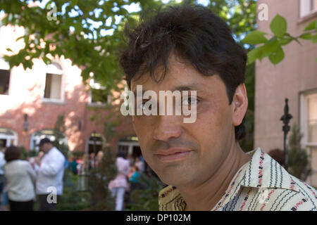 Apr 09, 2006, New Orleans, LA, USA ; Fredy Omar, le premier musicien approuvé pour une maison à Habitat pour l'humanité des musiciens du Village, lors d'une collecte de fonds pour l'habitat au Café Amelie dans La Nouvelle Orléans. Le 9 avril 2006. Crédit obligatoire : Photo par Kayte/Deioma ZUMA Press. (©) Copyright 2006 by Kayte Deioma Banque D'Images