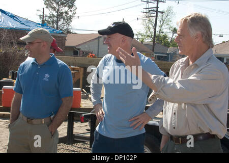Apr 10, 2006, New Orleans, LA, USA ; Donald Bonin, Directeur de la communication pour l'Habitat pour l'humanité International, agent d'Hollywood, Bryan lourd et de l'Habitat pour l'humanité la Nouvelle Orléans Directeur exécutif, Jim Pate au Musicians' Village construire site dans la Nouvelle Orléans a 9e Ward. Le village des musiciens est l'invention de Troop's top client, New Orleans native Harry Connick Jr. et Branford Marie Petit Banque D'Images