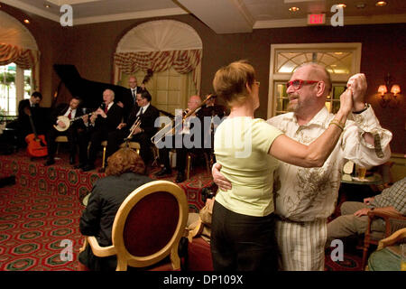 Apr 10, 2006, New Orleans, LA, USA ; Le Maryland Jazz Band de Cologne, Allemagne effectue au Royal Sonesta Hotel New Orleans en avril 2006 sur 10,. Le groupe, dirigé par le tromboniste, Gerhard 'Doggy' Hund, voyages à la Nouvelle Orléans pour effectuer avec les musiciens de jazz dans les théâtres de l'ensemble de la ville. Après l'ouragan Katrina, le groupe a tenu à collecteurs de bars et pubs autour de Cologne pour élever mone Banque D'Images